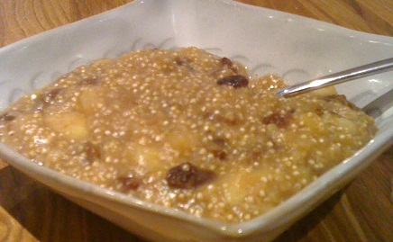 Quinoa porridge with oats, mesquite flour, raisins and banana